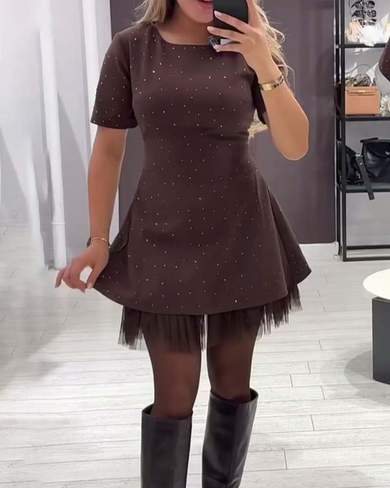 Elegancka sukienka z połyskującym, siateczkowym wzorem patchworkowym