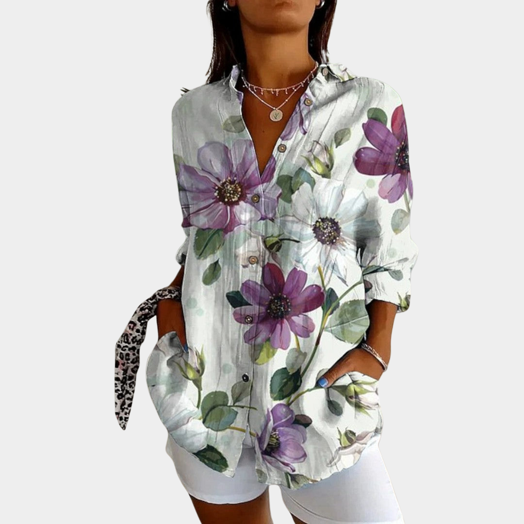 Jolanka - Komfortowa bluzka damska z białym i fioletowym kwiatowym wzorem